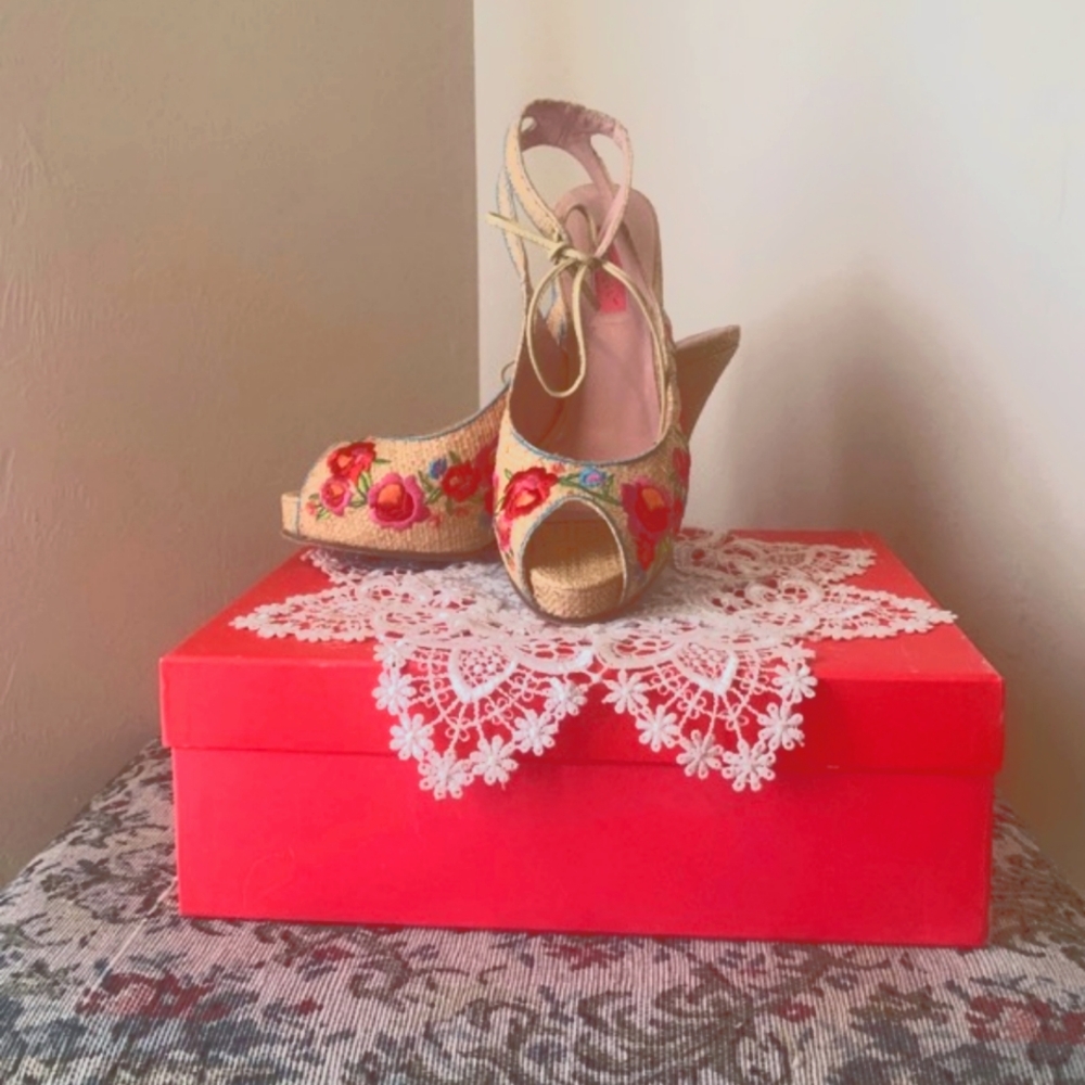 Betsy Johnson size 8